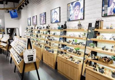 眼鏡店門可羅雀卻屹立不倒的背后 是暴利還是另有乾坤？